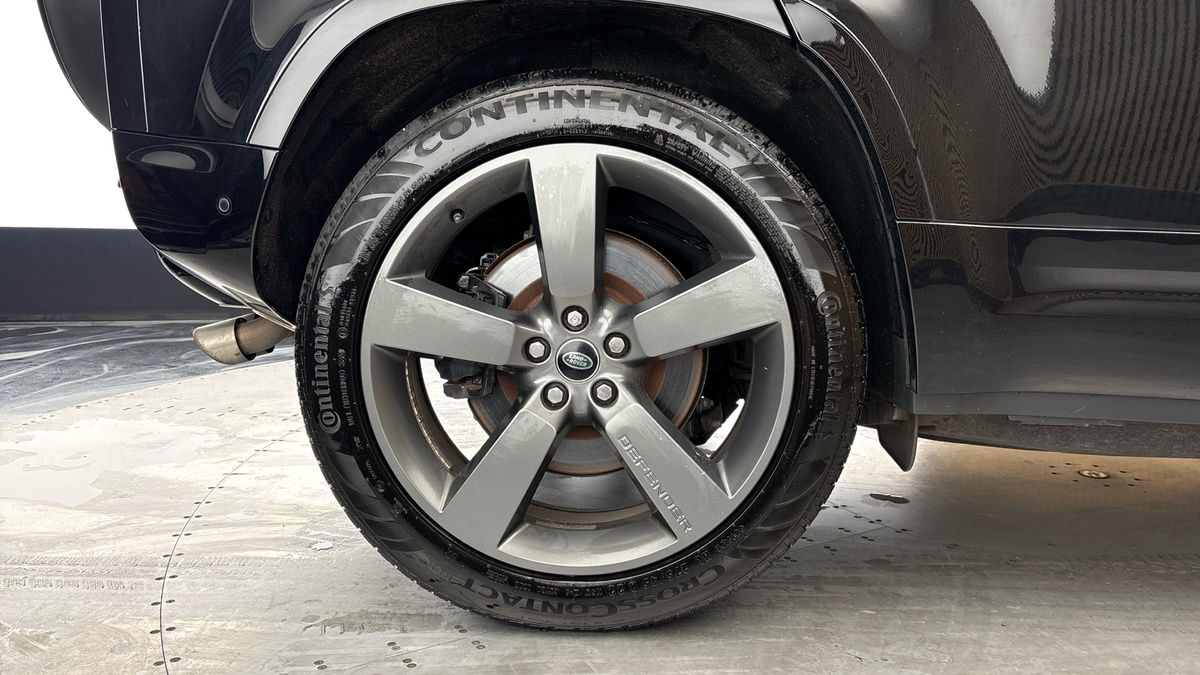 Land Rover Defender 110 Image 10