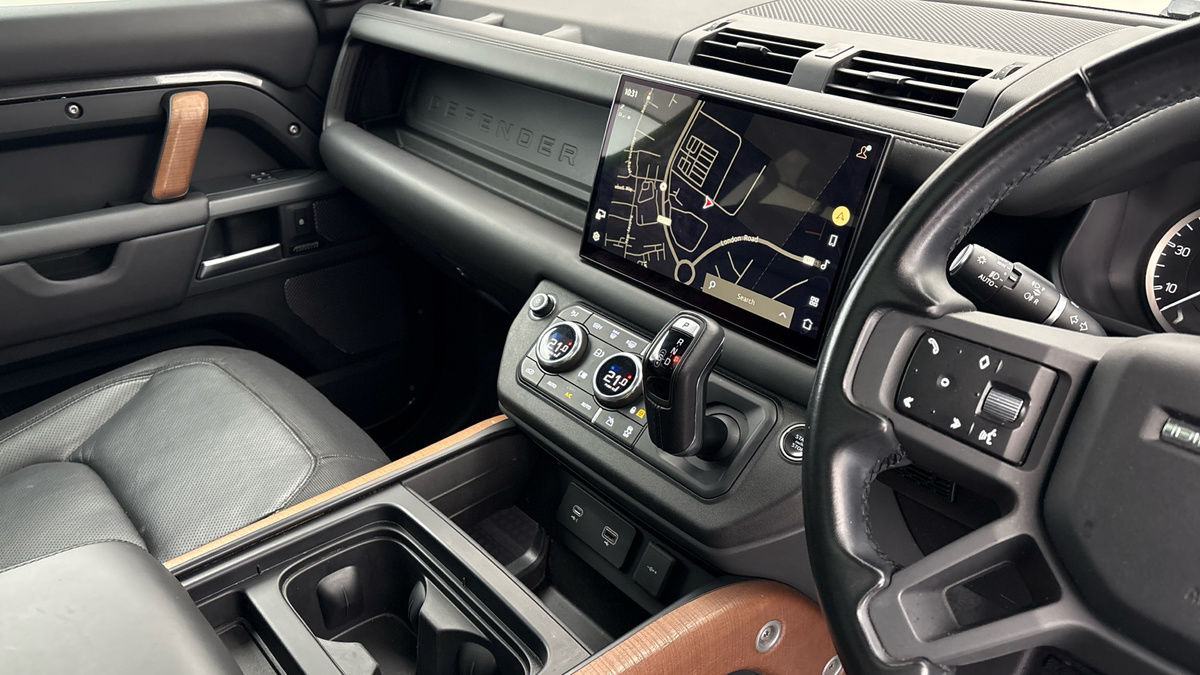 Land Rover Defender 110 Image 18