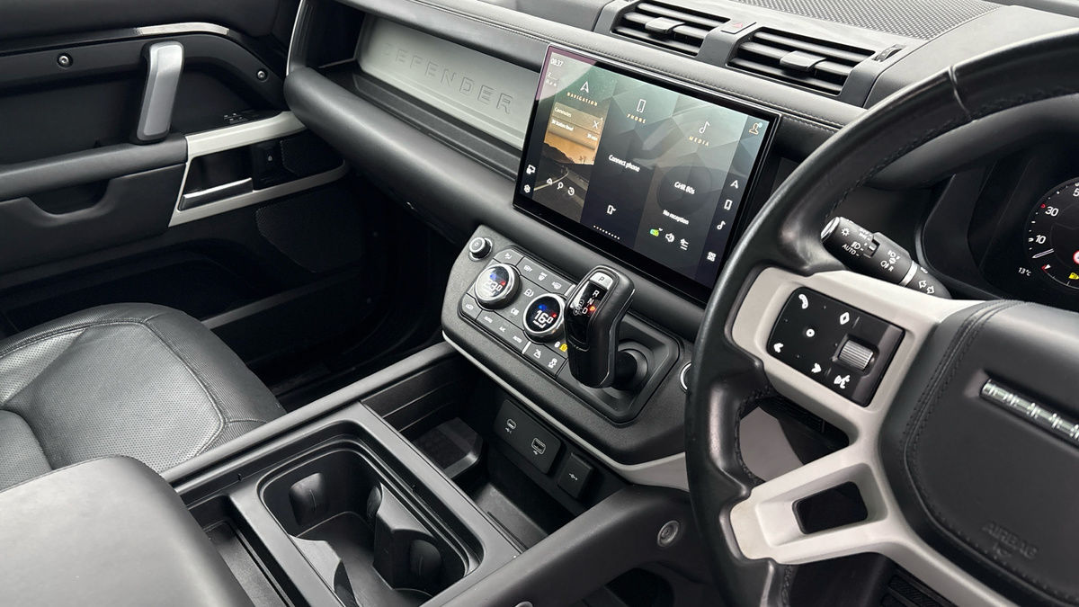 Land Rover Defender 110 Image 18