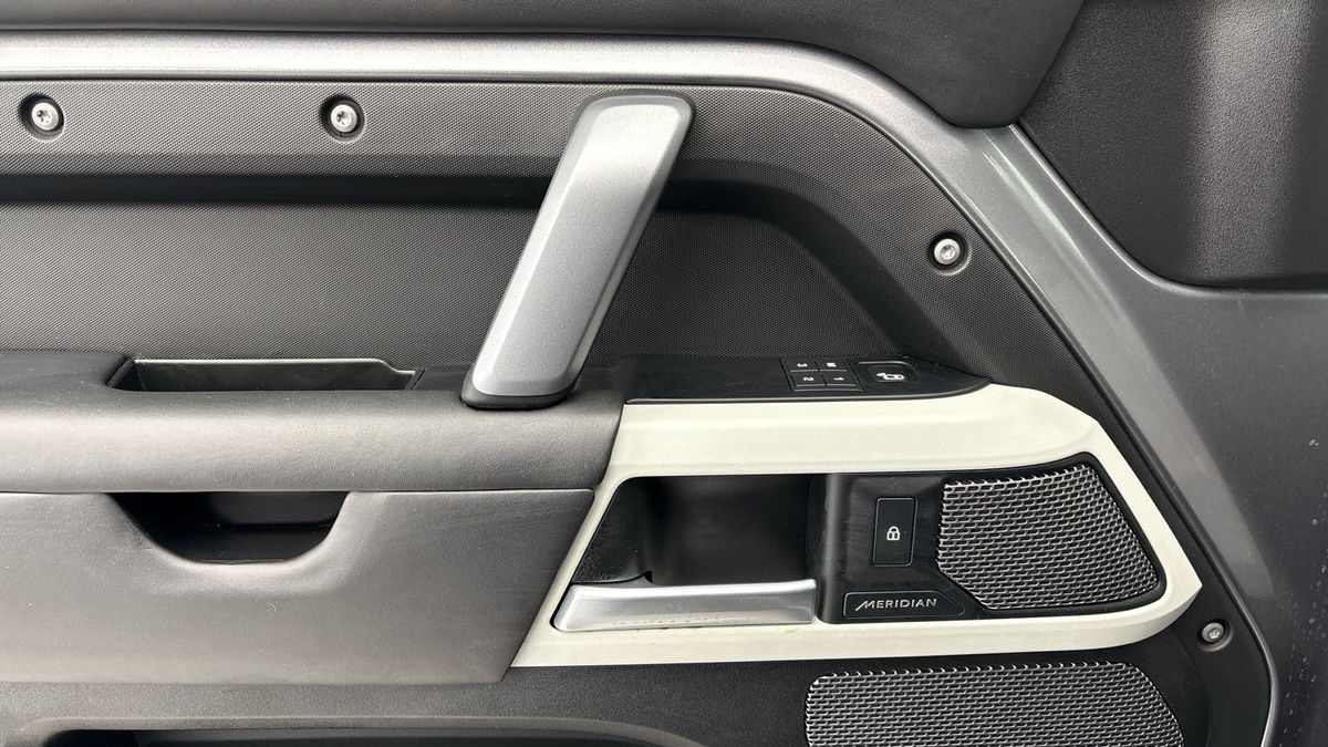 Land Rover Defender 110 Image 19