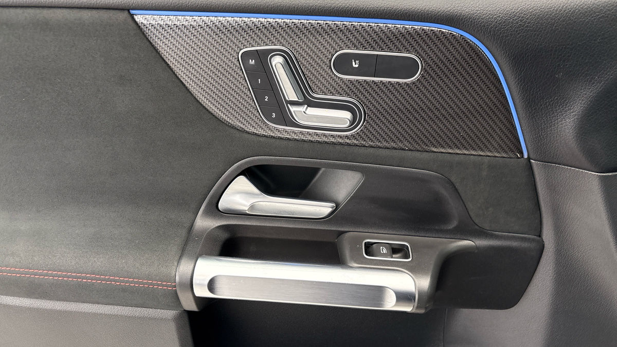 Mercedes-Benz GLB Image 19
