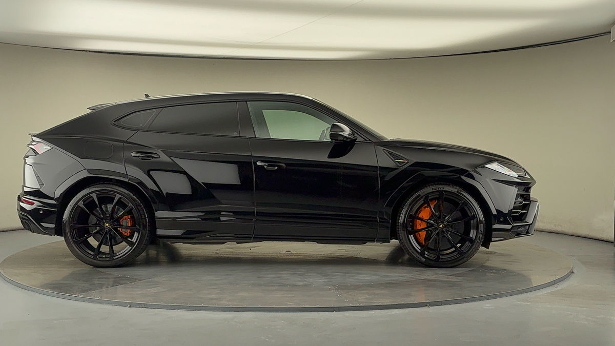 Lamborghini Urus Image 16