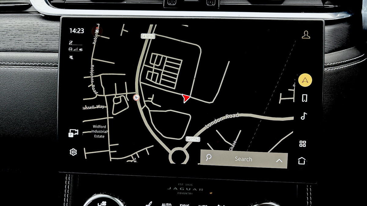 Jaguar F-PACE Image 17