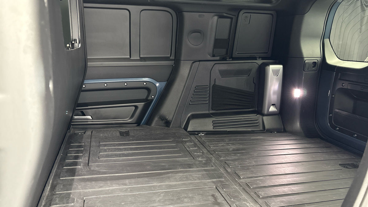 Land Rover Defender 110 Image 26