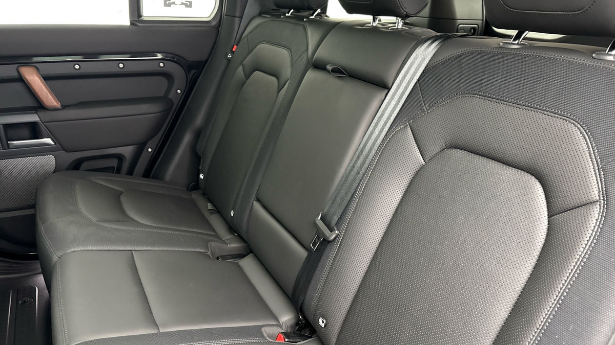 Land Rover Defender 110 Image 8