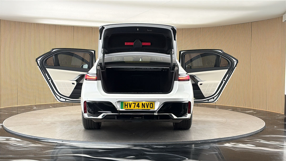 More views of BMW i7
