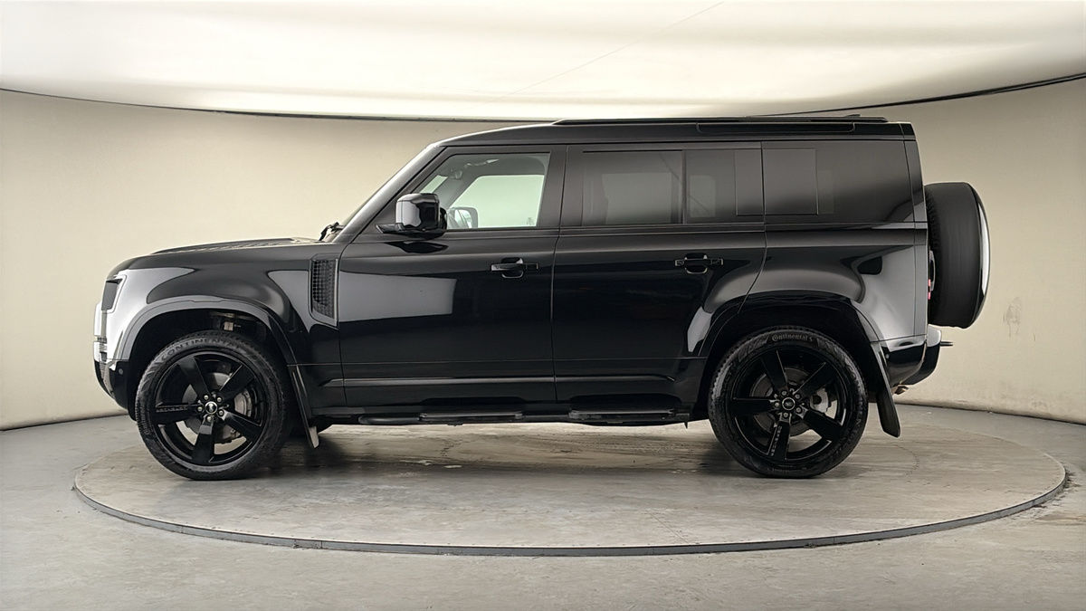 Land Rover Defender 110 Image 15