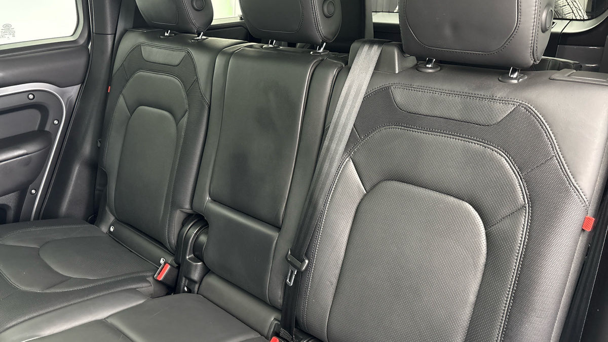 Land Rover Defender 110 Image 8