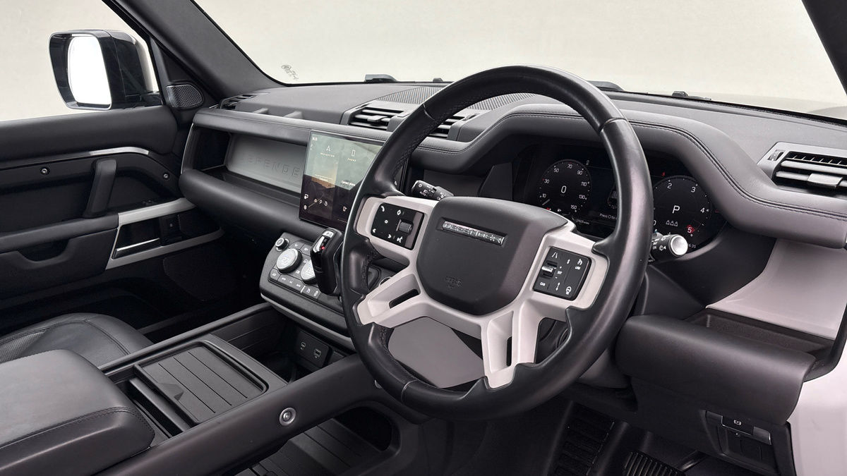 Land Rover Defender 110 Image 5