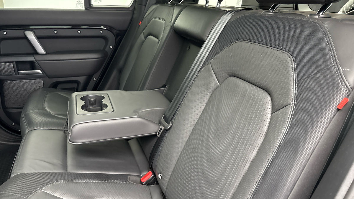 Land Rover Defender 110 Image 9