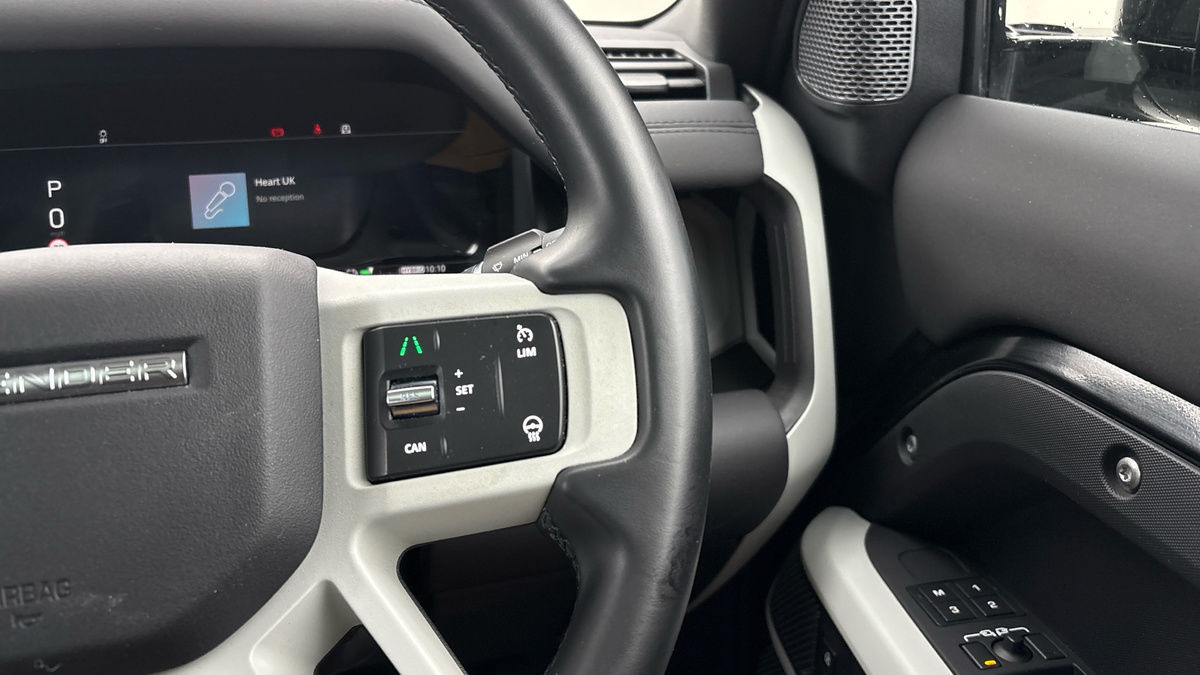 Land Rover Defender 110 Image 14