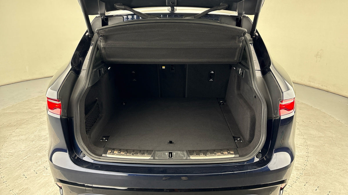 Jaguar F-PACE Image 11