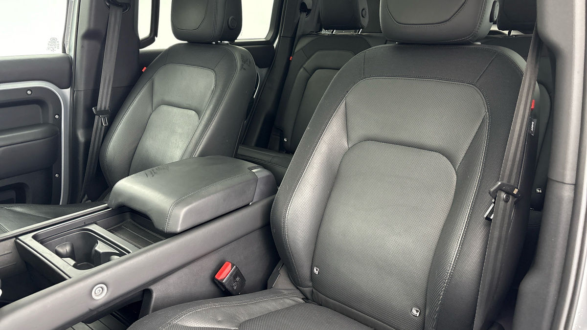 Land Rover Defender 110 Image 7