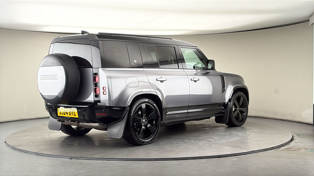 Land Rover Defender 110 Image 21