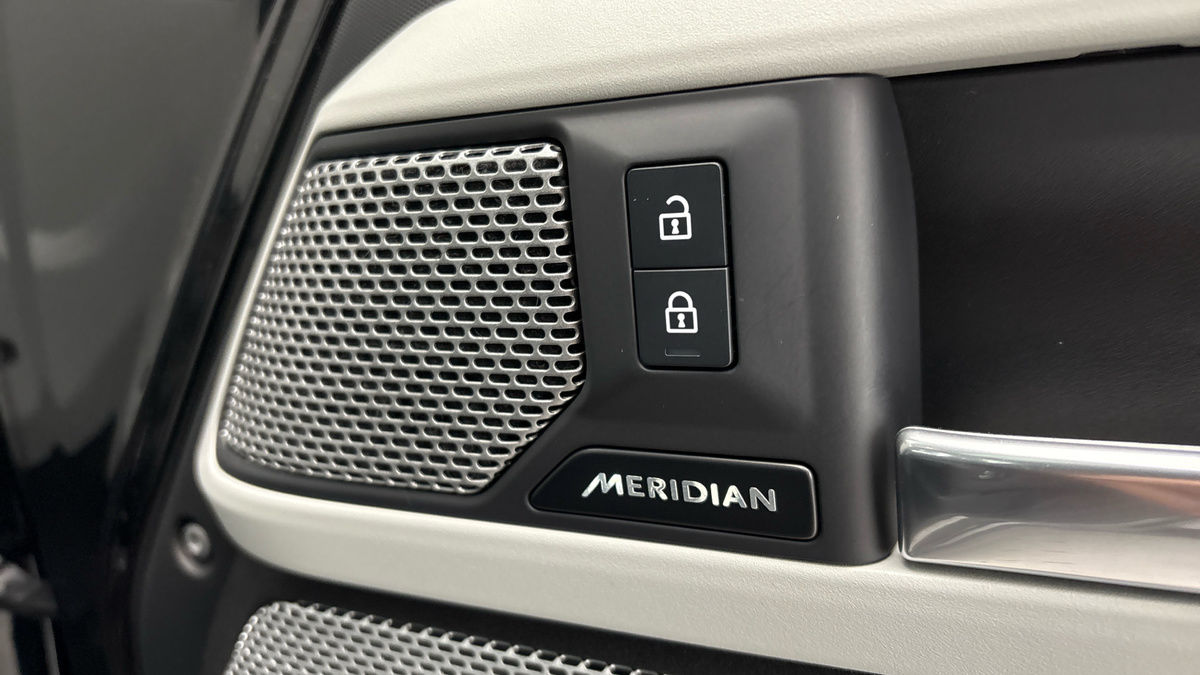 Land Rover Defender 130 Image 25