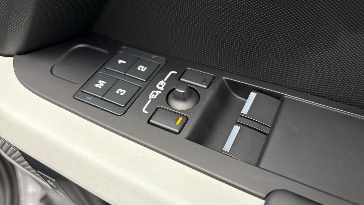Land Rover Defender 90 Image 25
