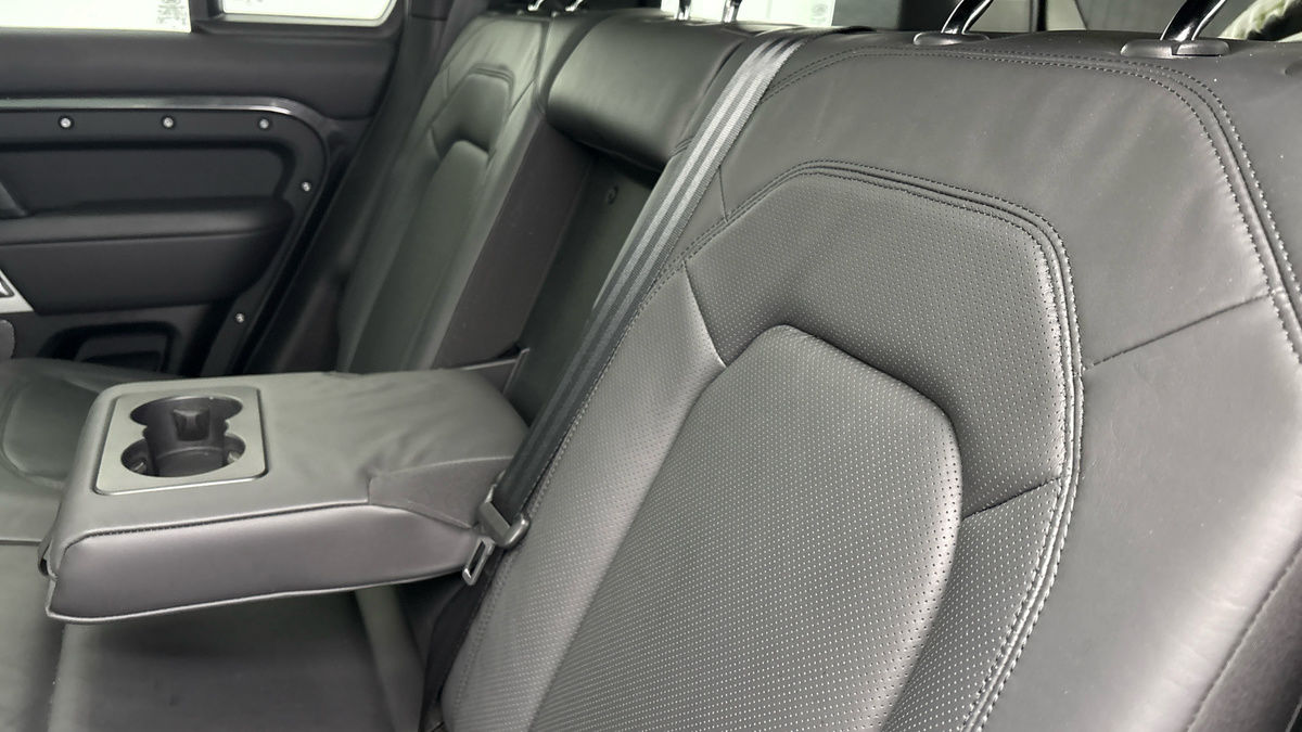 Land Rover Defender 110 Image 9