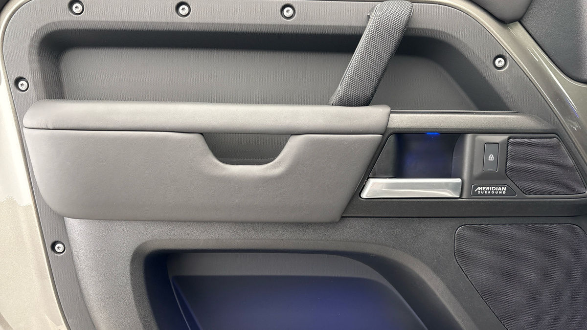 Land Rover Defender 90 Image 19