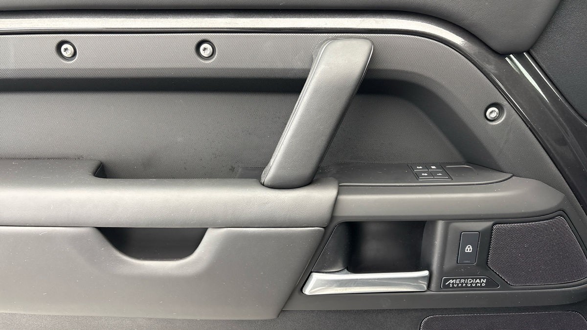Land Rover Defender 110 Image 19