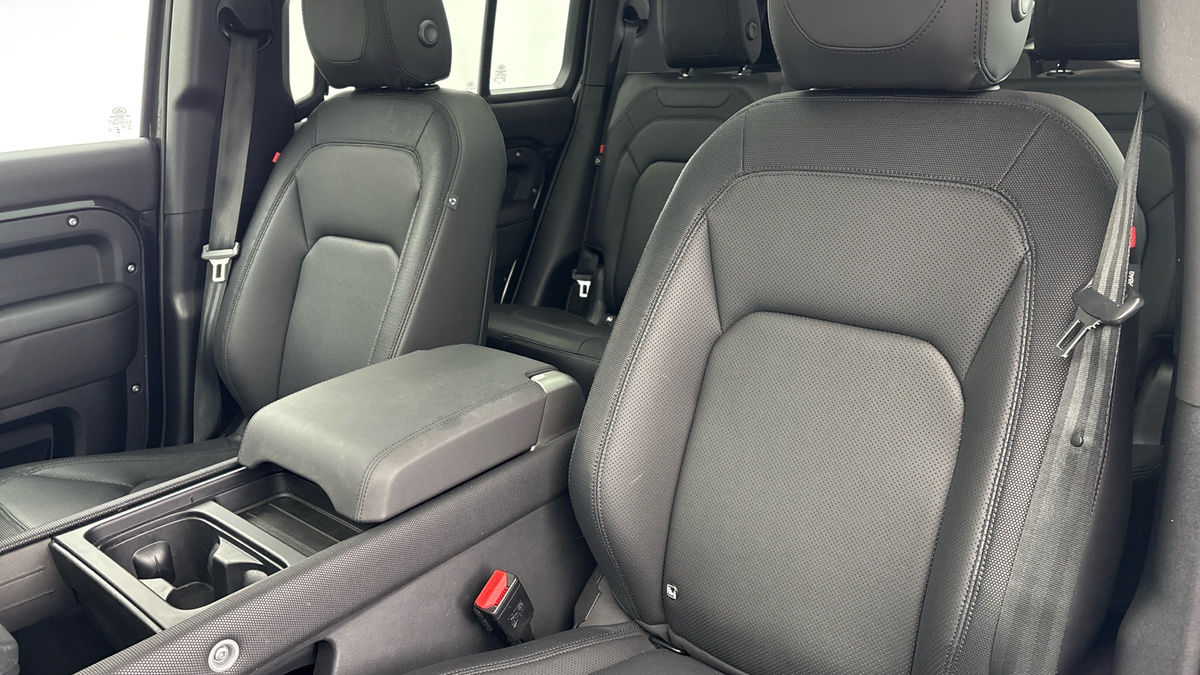 Land Rover Defender 130 Image 7
