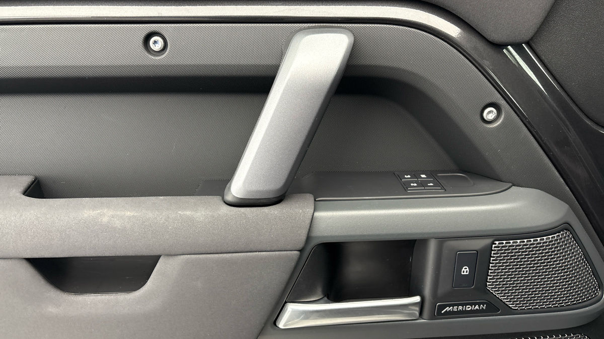 Land Rover Defender 110 Image 19