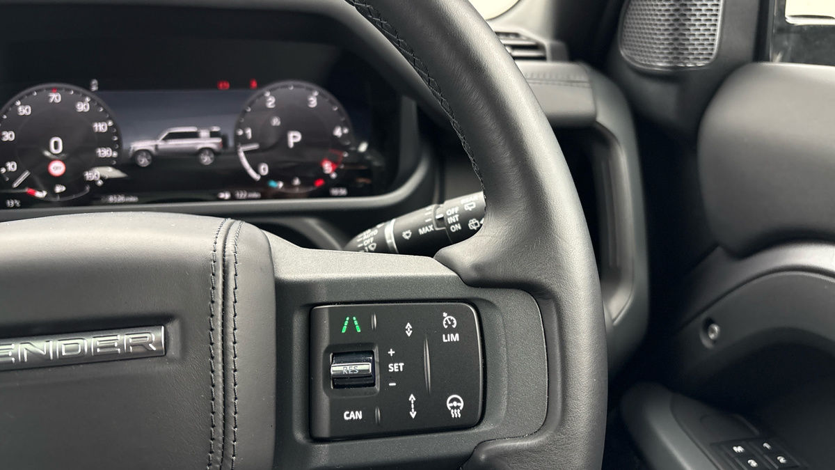 Land Rover Defender 110 Image 14