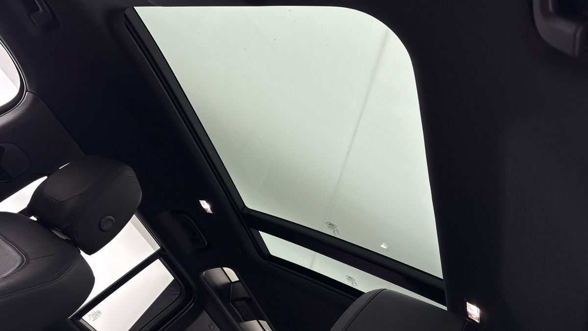 Land Rover Defender 110 Image 6