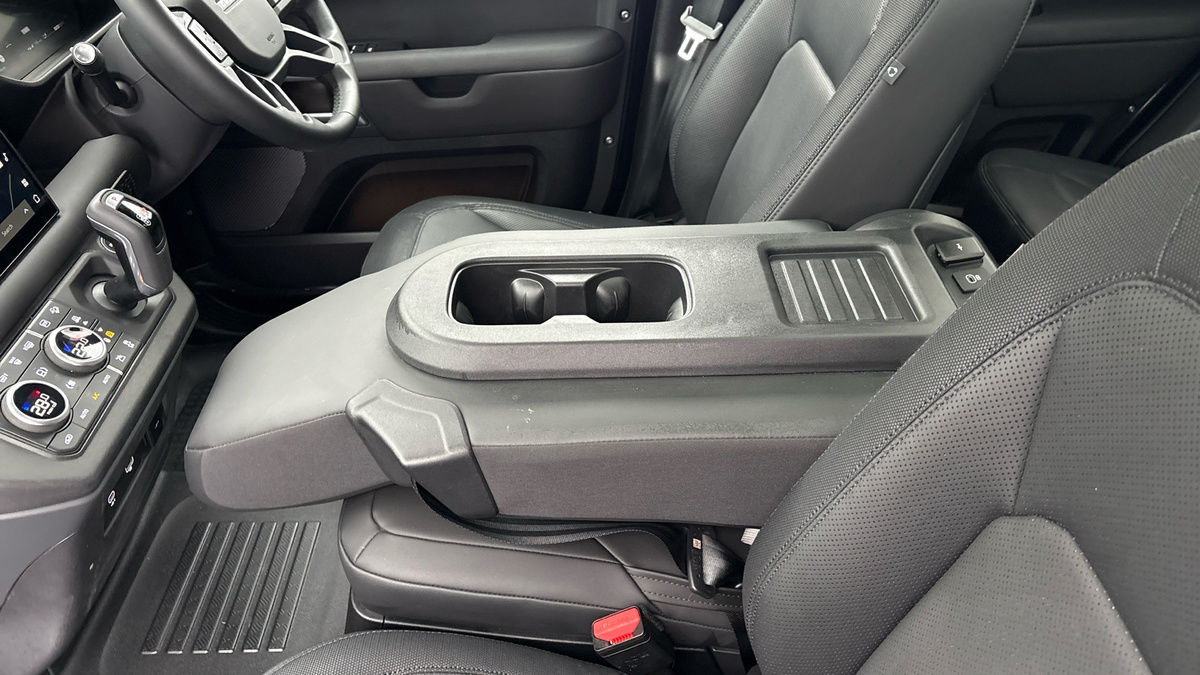 Land Rover Defender 110 Image 29