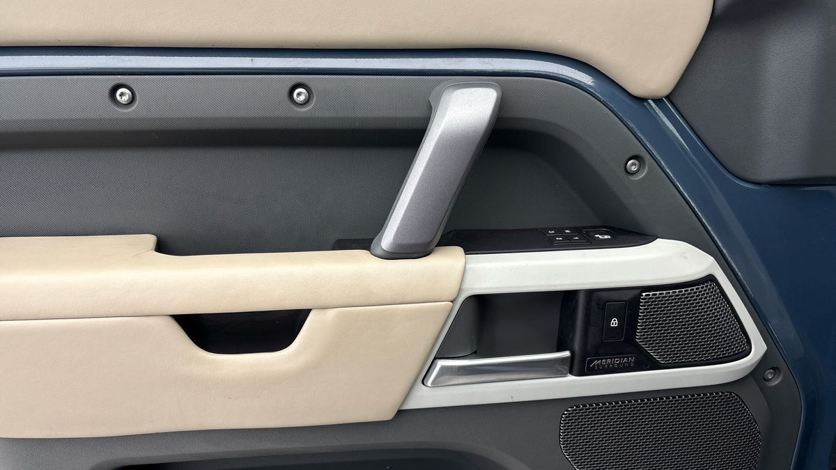 Land Rover Defender 110 Image 19