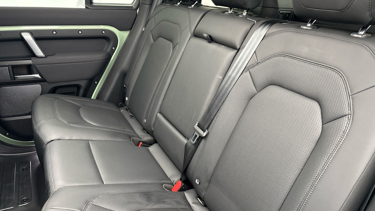 Land Rover Defender 110 Image 8