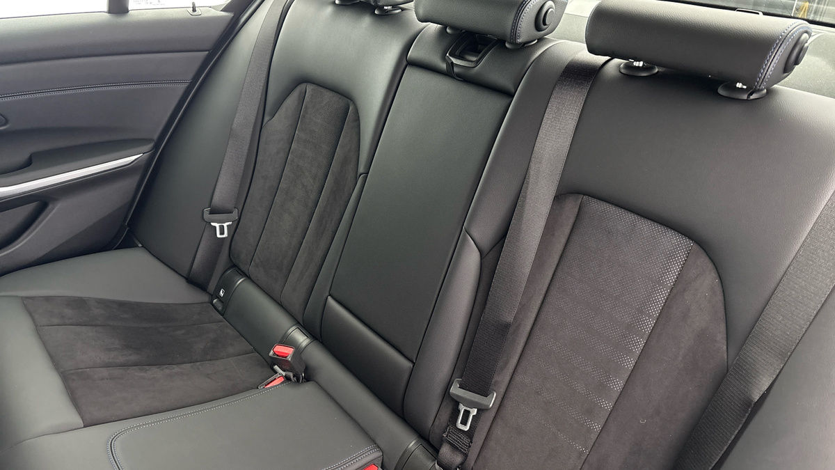 BMW 3 Series Image 8