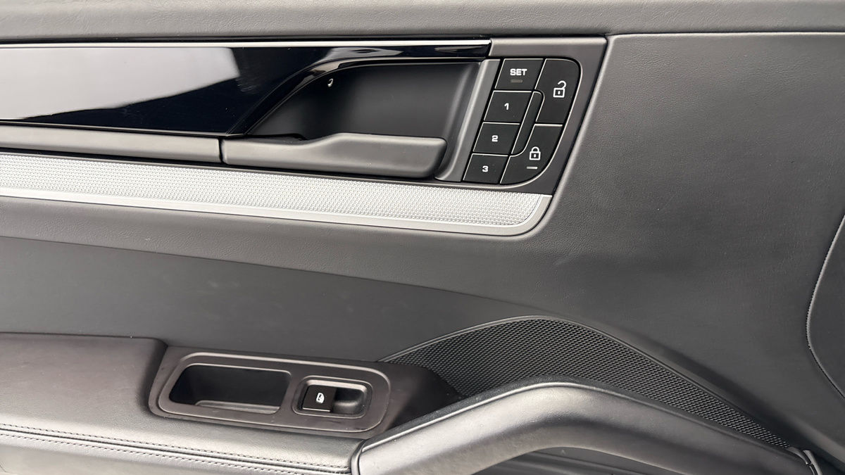 Porsche Cayenne Image 19
