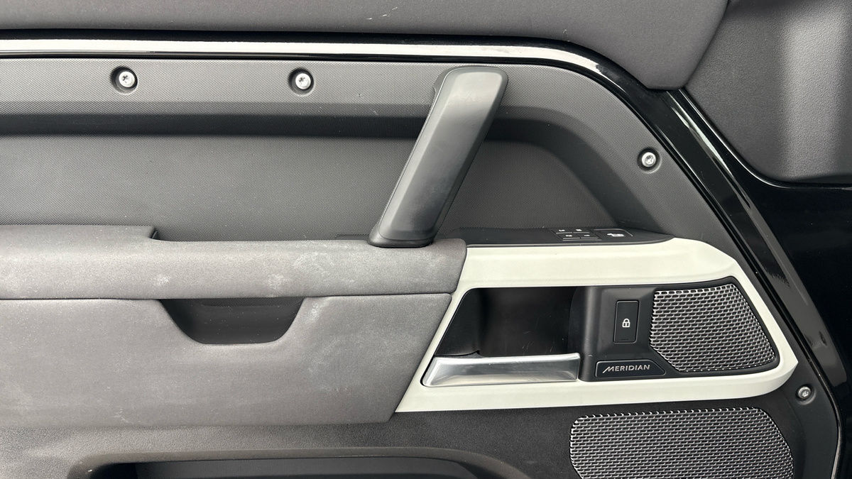 Land Rover Defender 90 Urban Image 19