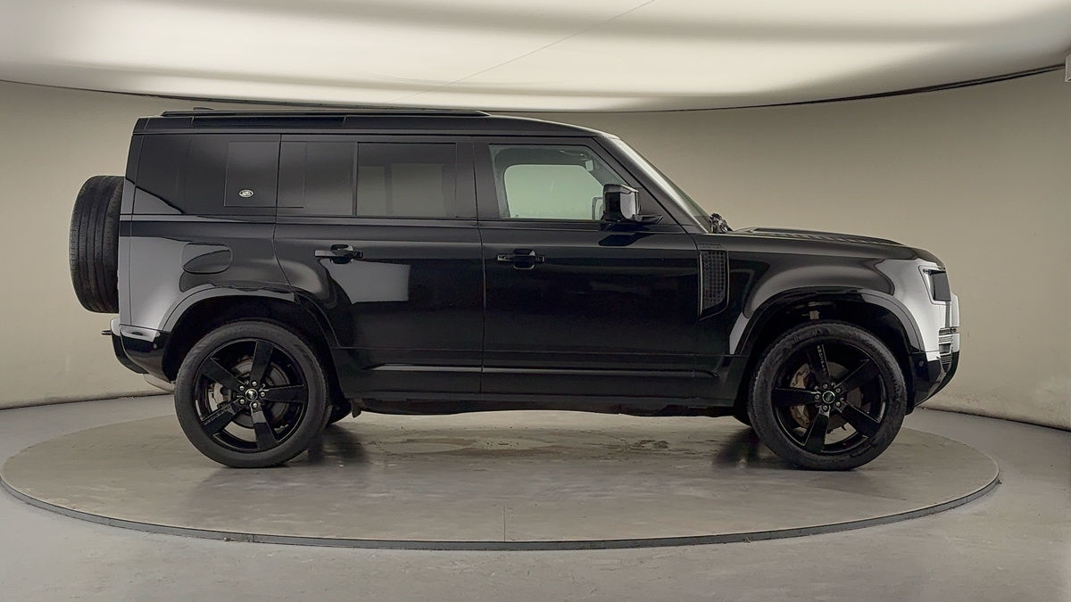 Land Rover Defender 110 Image 16