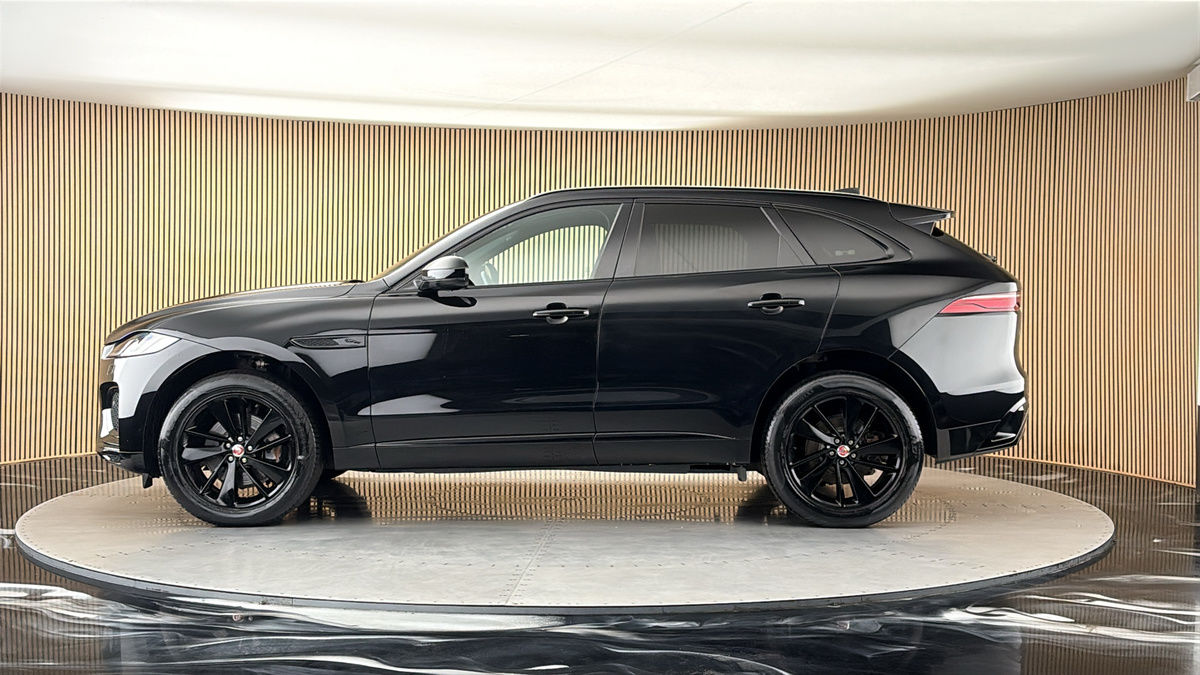 Jaguar F-PACE Image 15