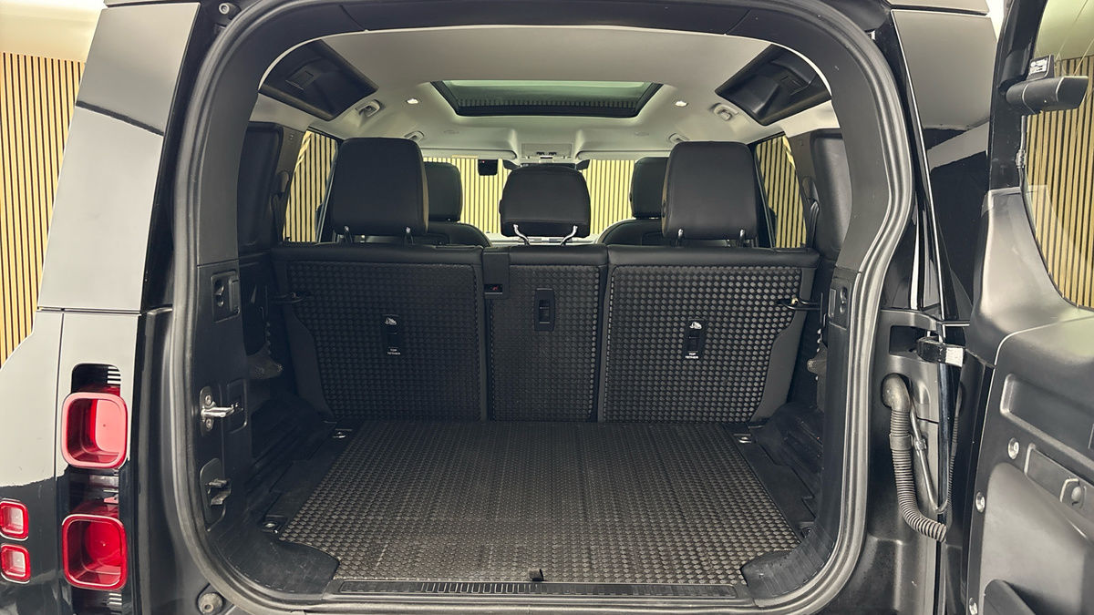 Land Rover Defender 110 Image 11
