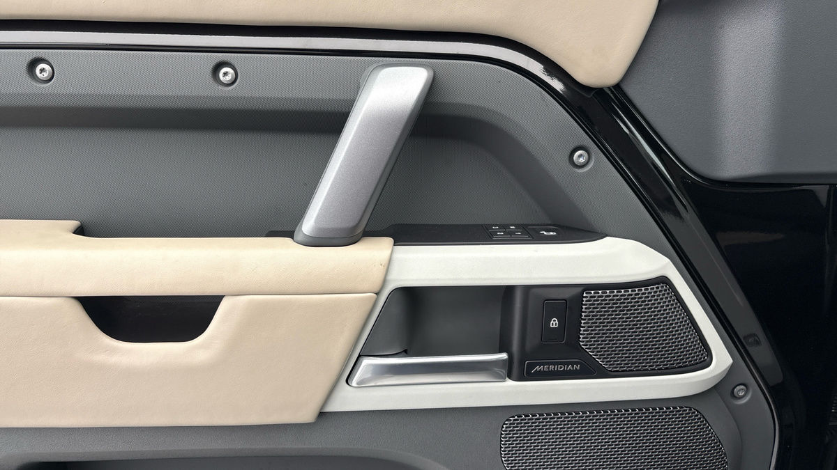 Land Rover Defender 90 Image 19