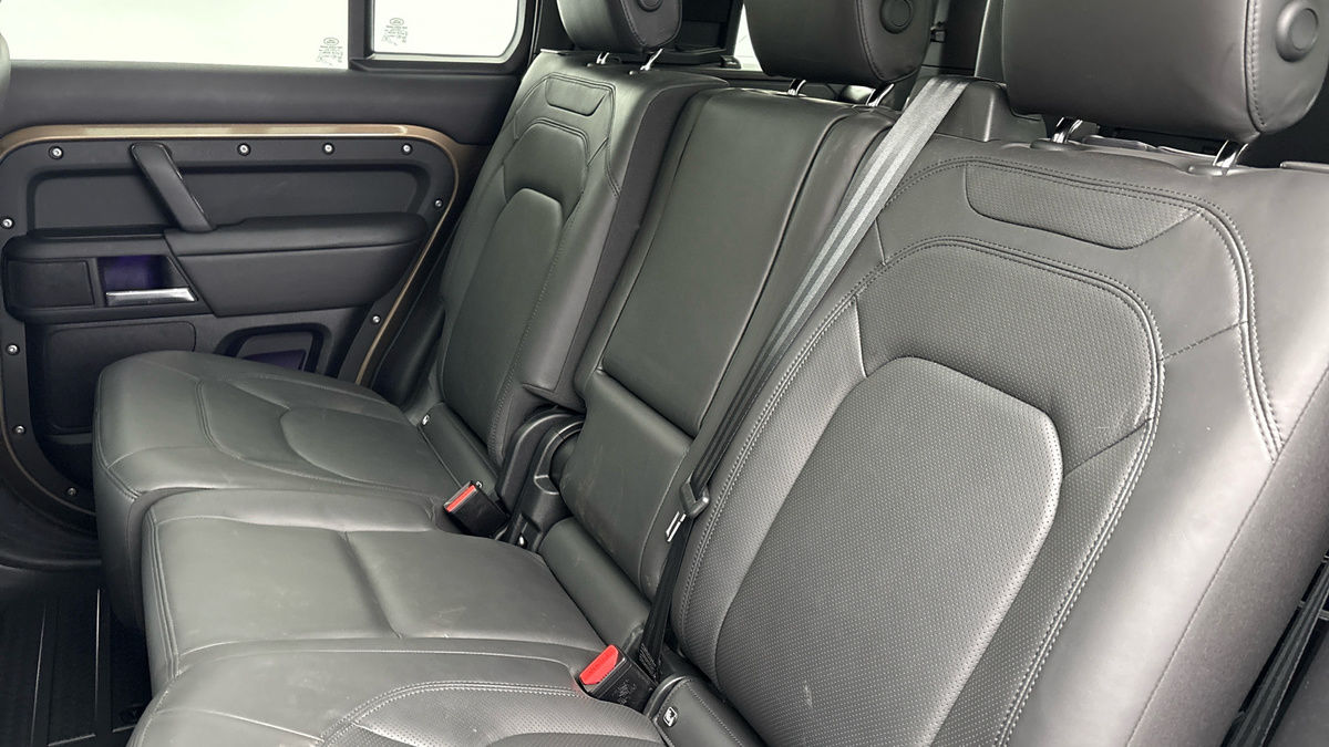 Land Rover Defender 110 Image 8