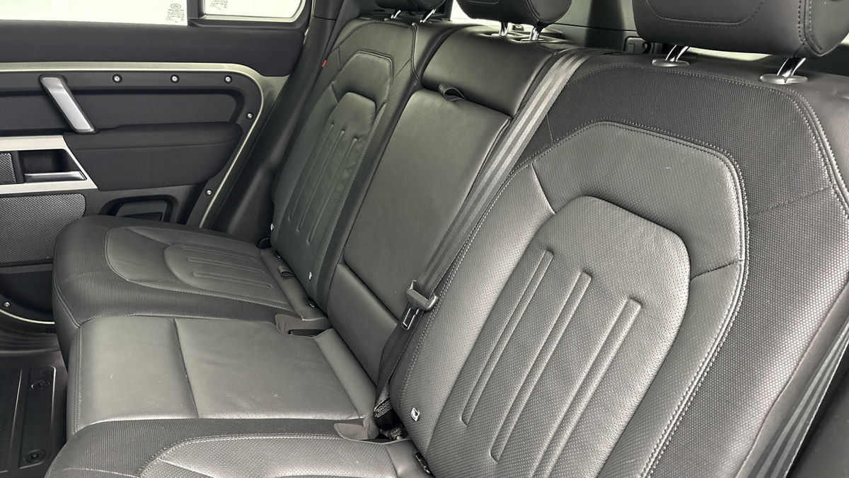 Land Rover Defender 110 Image 8