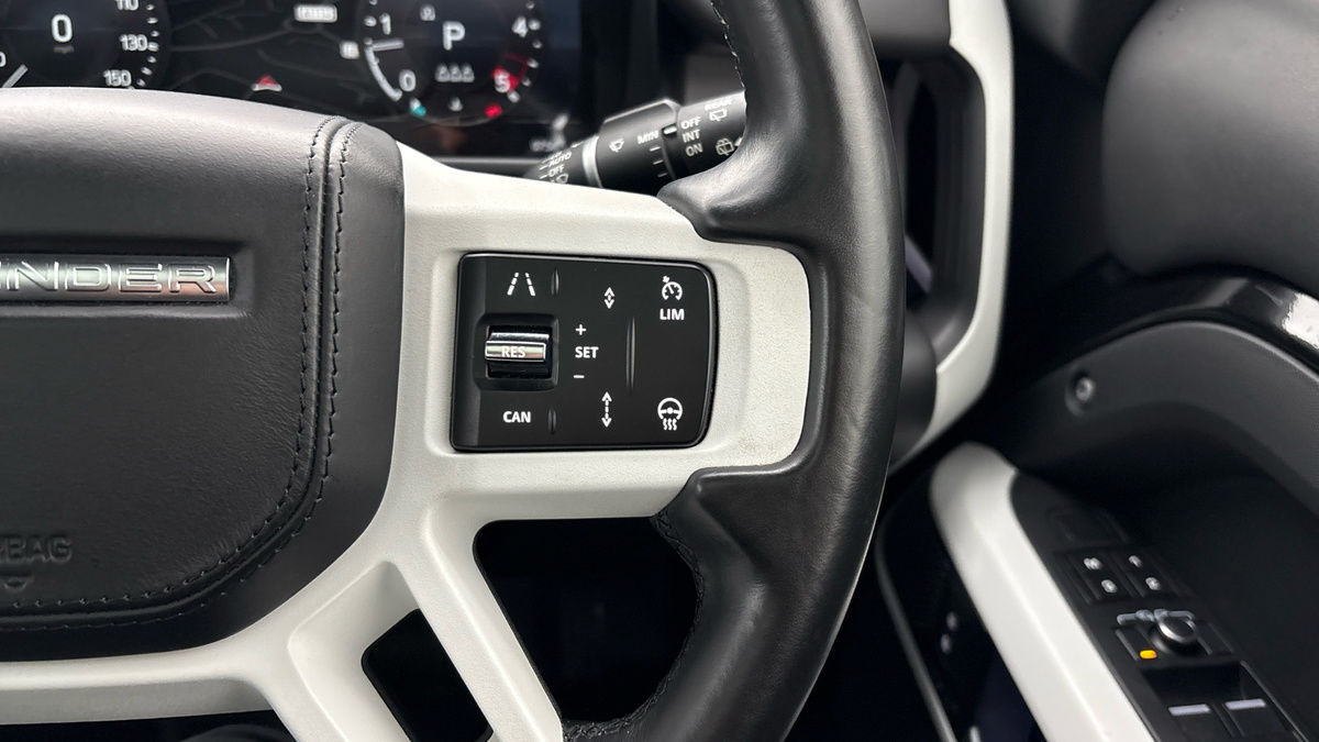 Land Rover Defender 110 Image 14