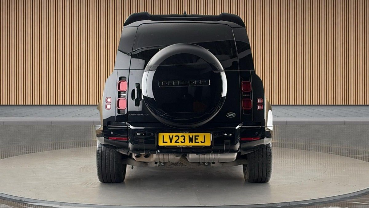 Land Rover Defender 110 Image 4