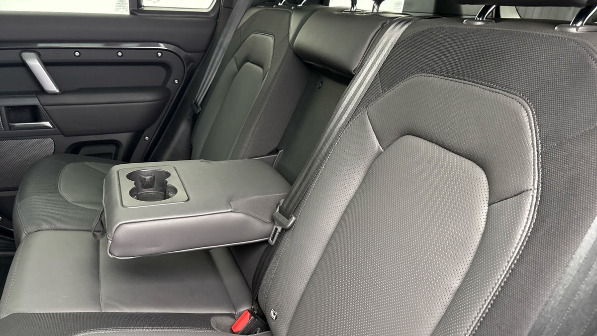 Land Rover Defender 110 Image 9