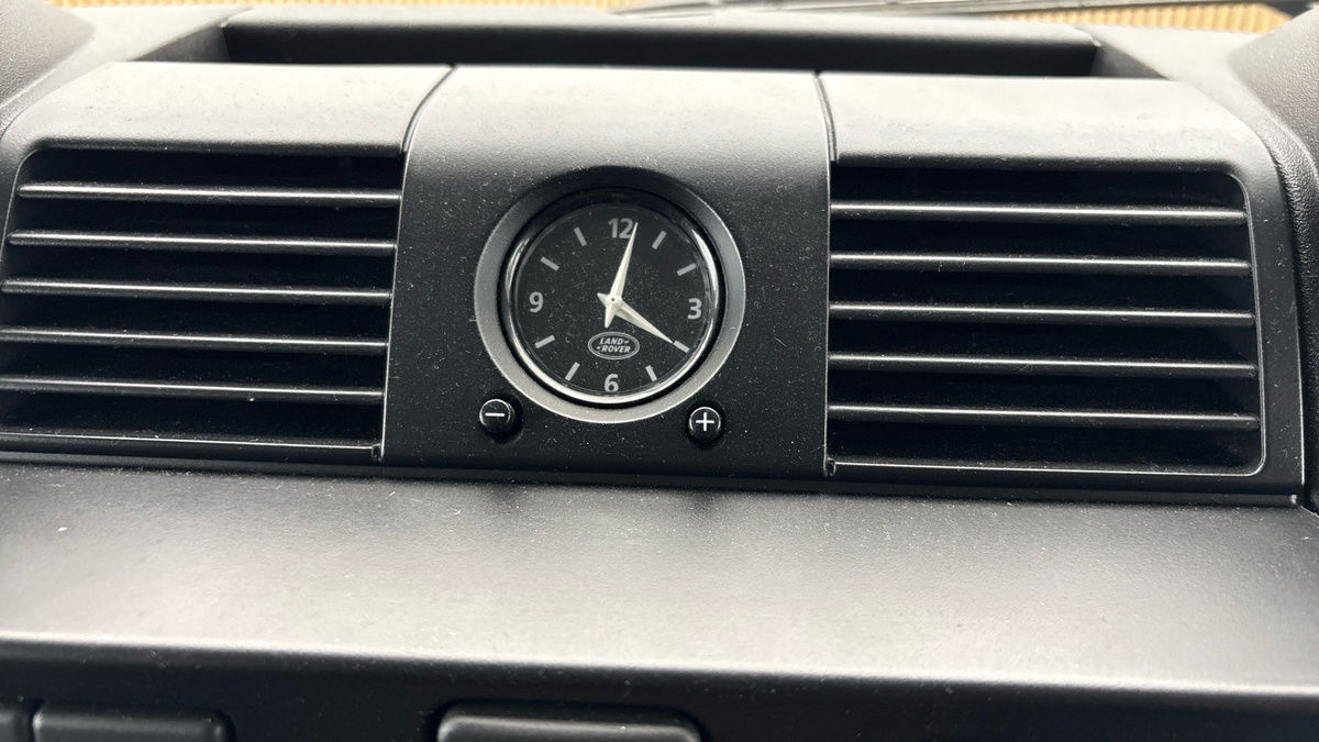 Land Rover Defender 90 Image 25