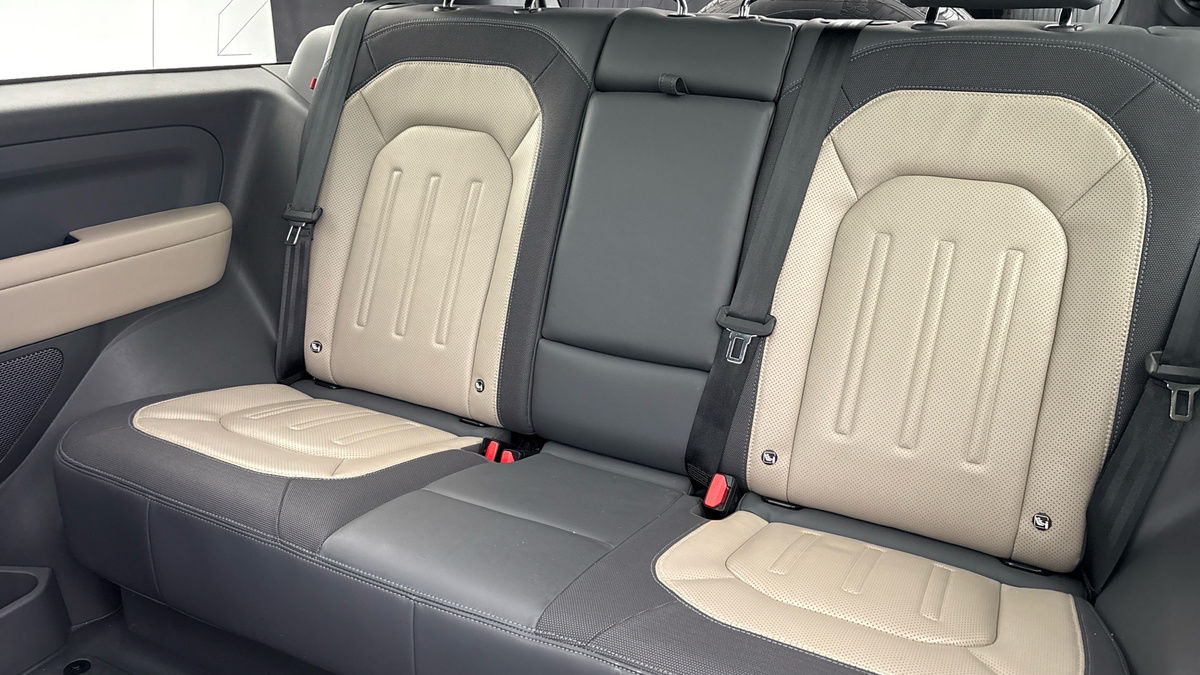 Land Rover Defender 90 Image 8
