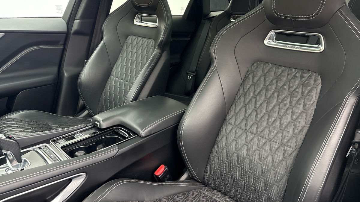 Jaguar F-PACE Image 14