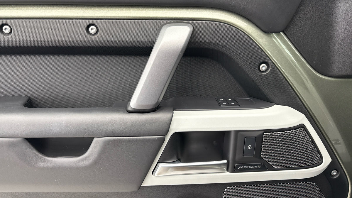 Land Rover Defender 110 Image 19