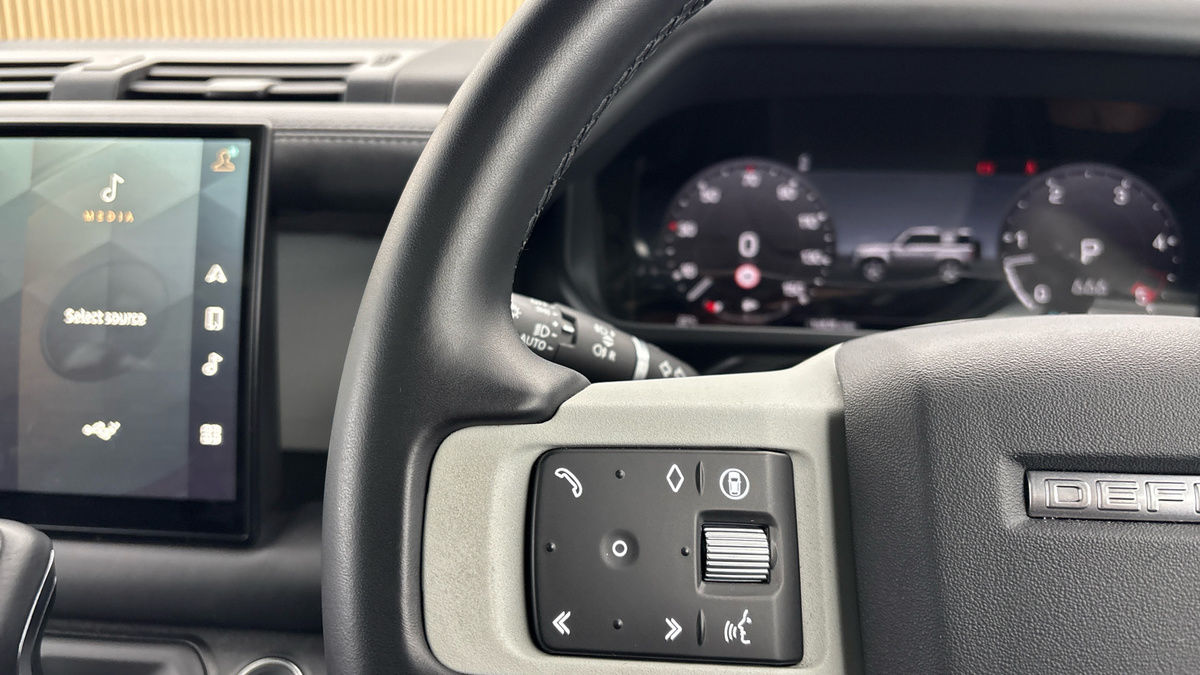 Land Rover Defender 90 Image 13