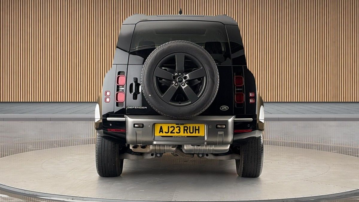 Land Rover Defender 110 Image 4