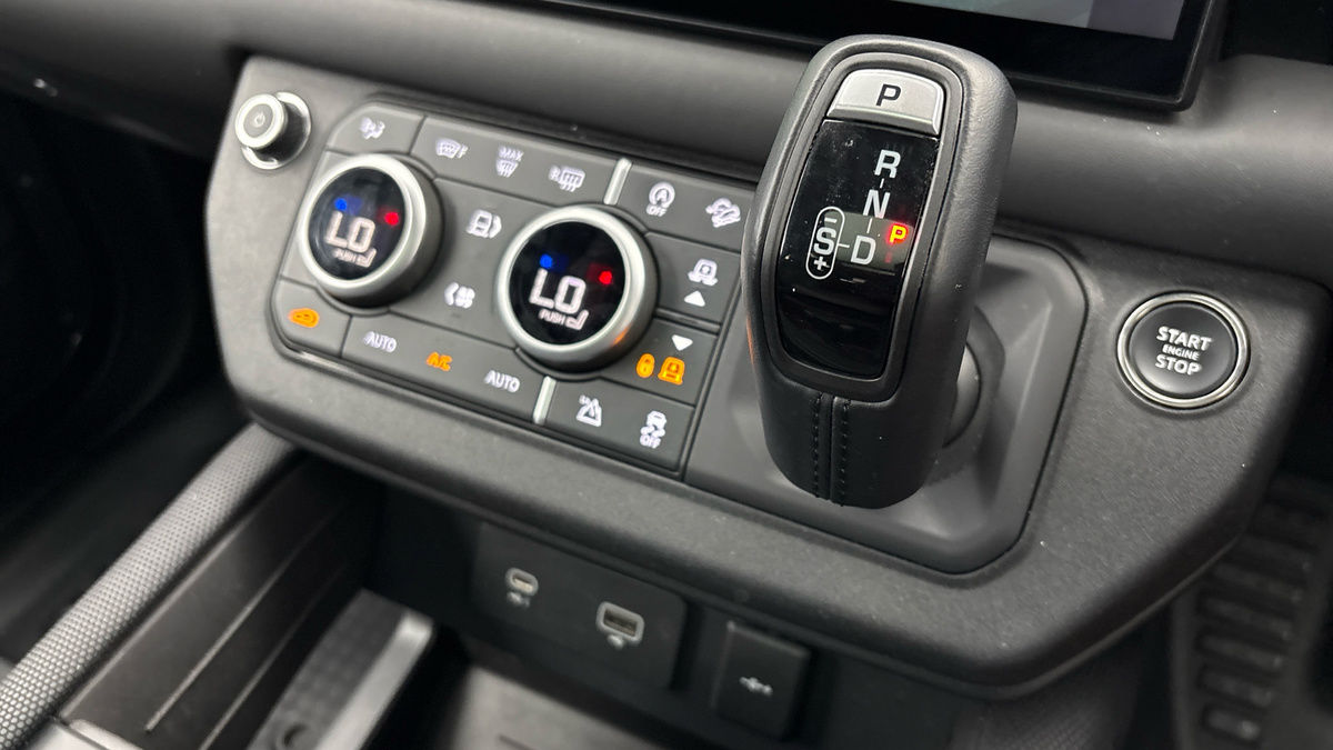 Land Rover Defender 90 Image 26