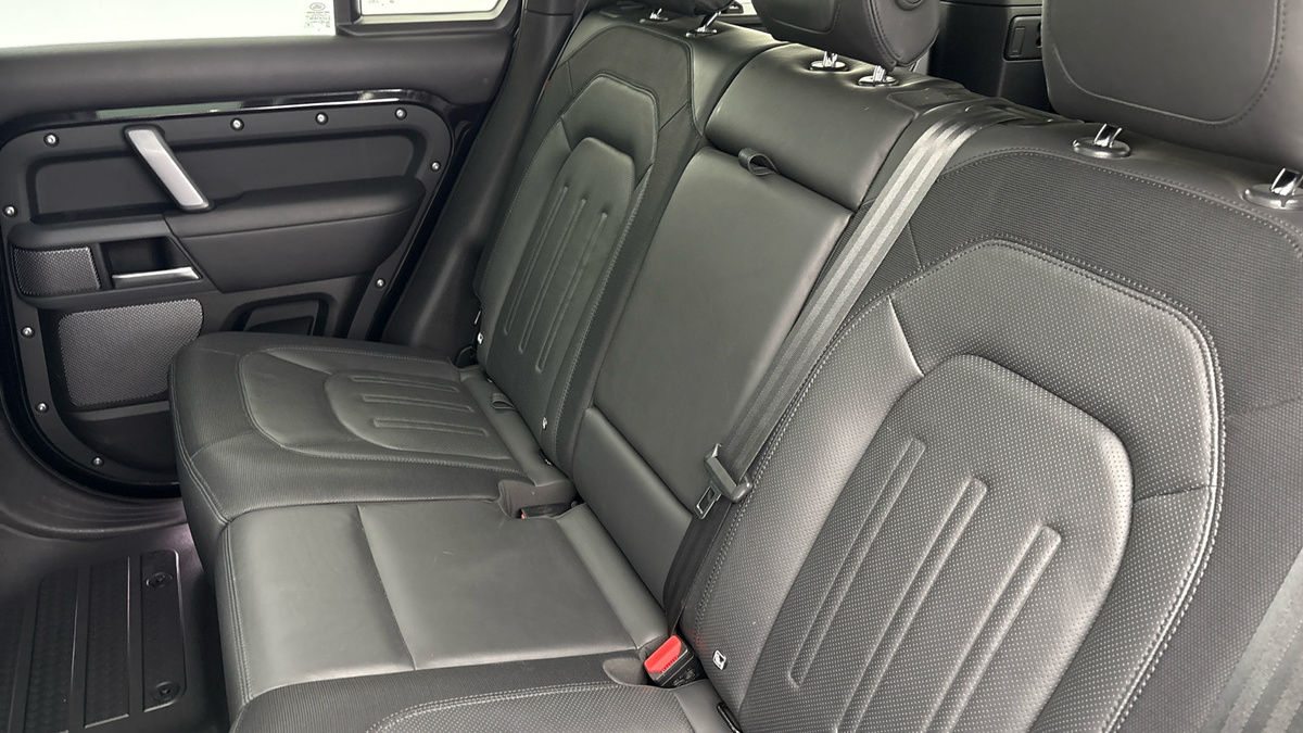 Land Rover Defender 110 Image 8